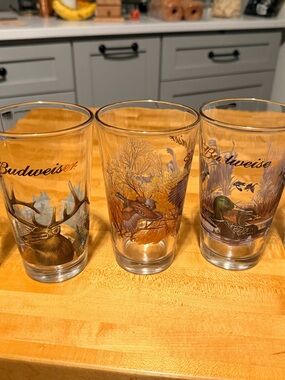 Vintage set of 5 Budweiser Wildlife Pint Glasses with Amber and Brown Artwork